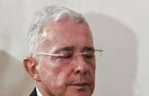 L’ancien président colombien Alvaro Uribe condamné à douze ans d’assignation à résidence