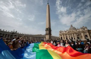 Entre inclusion et résistances : le Vatican accueille un pèlerinage LGBT+ historique