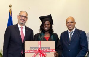 Un ordinateur pour chaque diplômé : le geste du Premier ministre envers la promotion ALETHEIA